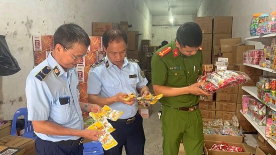 Quản lý thị trường Hà Nội: Thu giữ hơn 2.500 chân, cánh gà nhập lậu