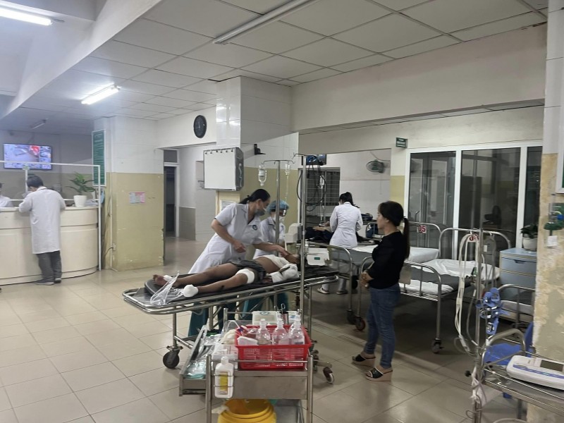 Các nạn nhân trong vụ tại nạn đang được cấp cứu tai Bệnh viện Đa khoa tỉnh Phú Yên. (Ảnh: Tuấn Kiệt).