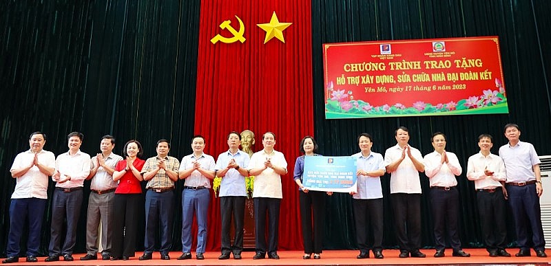 Tập đoàn Xăng dầu Việt Nam tặng nhà đại đoàn kết tại Ninh Bình