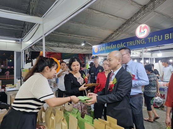 Tìm cơ hội kinh doanh qua Hội chợ Khuyến mại “Shopping Season” năm 2023