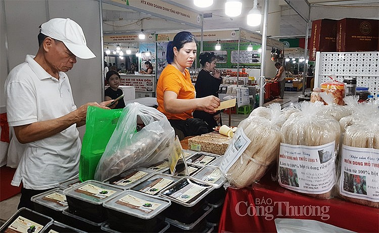 60 gian hàng tham gia “Phiên chợ nông sản, đặc sản vùng miền”