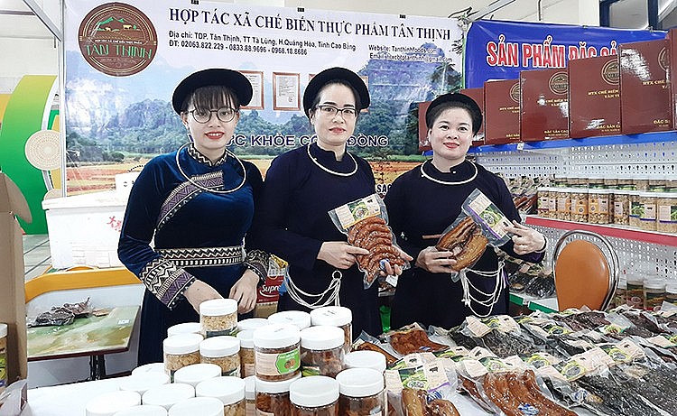 Trên 60 gian hàng tham gia “Phiên chợ nông sản, đặc sản vùng miền”