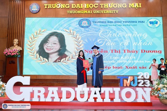 Trường Đại học Thương mại trao bằng tốt nghiệp cho 204 sinh viên khoa Quản trị nhân lực