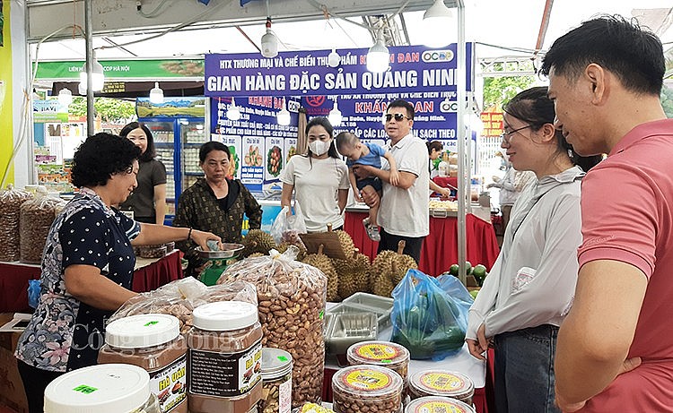 Tuần hàng trái cây, nông sản các tỉnh, thành phố tại Hà Nội thu hút đông đảo người tiêu dùng Thủ đô đến tham quan, mua hàng