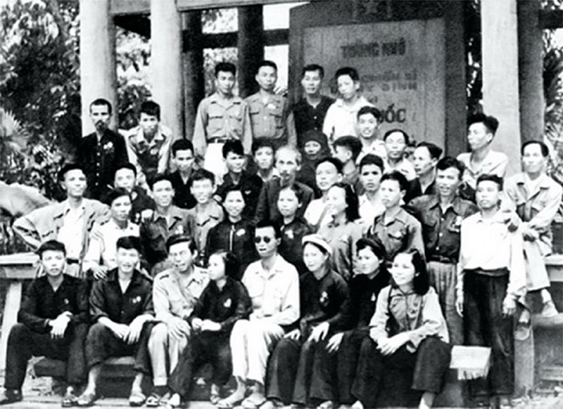 Chủ tịch Hồ Chí Minh chụp ảnh lưu niệm với đại biểu dự Đại hội Chiến sĩ thi đua và cán bộ gương mẫu toàn quốc lần thứ I, năm 1952. Ảnh tư liệu
