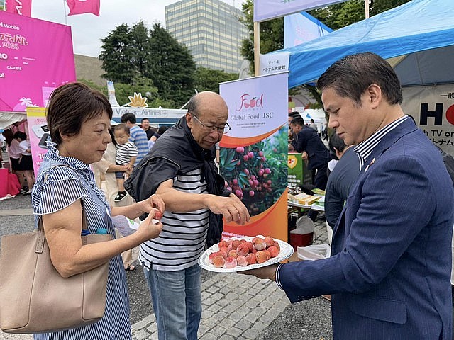 Người dân Nhật Bản hào hứng ăn thử vải thiều Việt Nam tại Lễ hội Việt Nam - Nhật Bản ở thủ đô Tokyo ngày 3 - 4.6