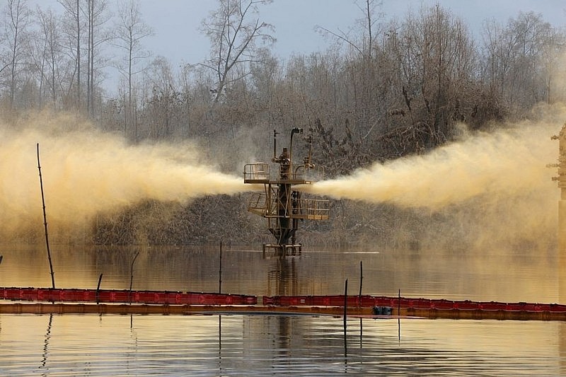 Sự cố tràn dầu từ giếng được minh họa tại Santa Barbara, Bayelsa, Nigeria (ảnh: Reuters)