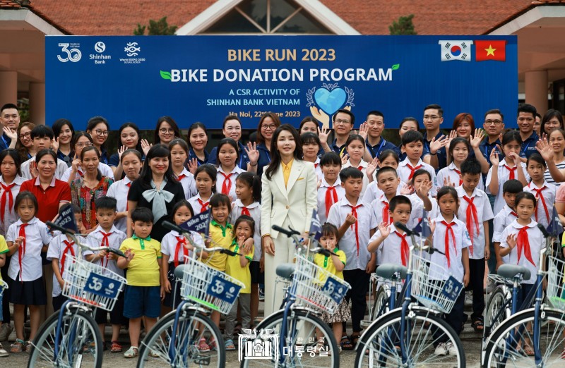 Đệ nhất phu nhân Hàn Quốc cùng ngân hàng Shinhan tặng học bổng và xe đạp cho làng trẻ SOS Việt Nam