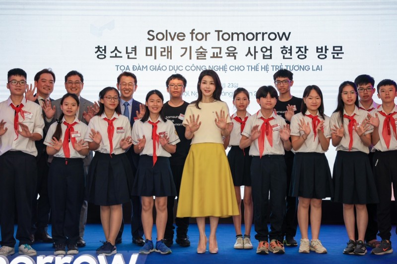 Ngày 23/6, Đệ nhất phu nhân Hàn Quốc Kim Keon Hee đã tham dự sự kiện giới thiệu chương trình CSR toàn cầu tiêu biểu - Solve for Tomorrow do Samsung tổ chức tại Trường THCS Nam Từ Liêm, Hà Nội.
