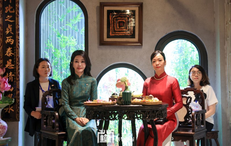  Phu nhân Chủ tịch nước, bà Phan Thị Thanh Tâm và Phu nhân Tổng thống Hàn Quốc, bà Kim Keon-hee tại tiệc trà