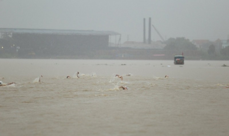 Mặc dù thời tiết xấu, mưa khá lớn nhưng giải bơi vẫn được tổ chức.