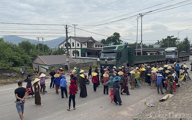 Người dân chặn xe tải vào cảng Vissai, Nghi Lộc (Nghệ An) vào trưa 25/6.

