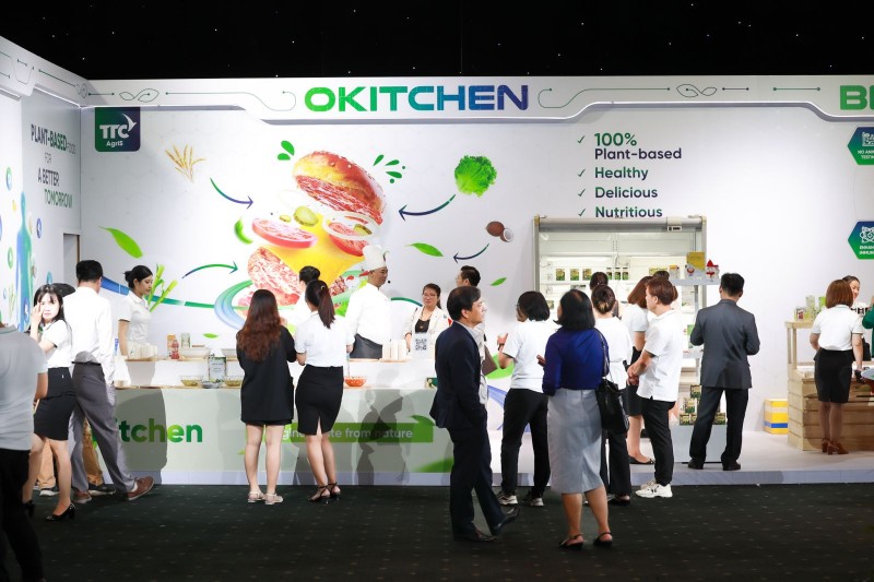 Gian hàng Okitchen trưng bày và giới thiệu các thực phẩm Plant-based do TTC AgriS nghiên cứu phát triển thu hút nhiều khách tham quan tại sự kiện