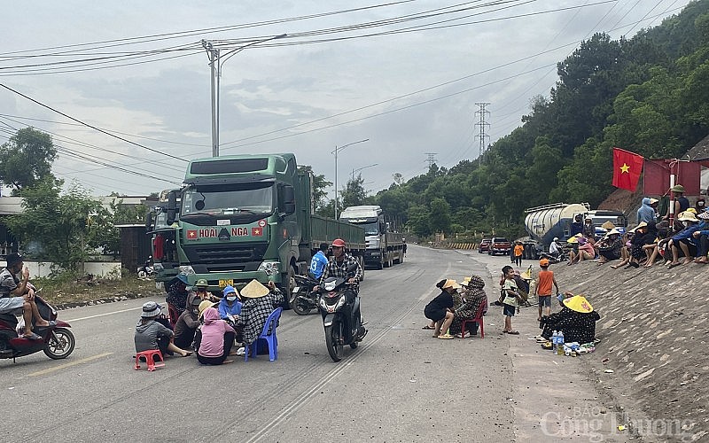 Người dân chặn xe tải vào cảng biển Vissai, huyện Nghi Lộc, Nghệ An sáng 25-6 - Ảnh: