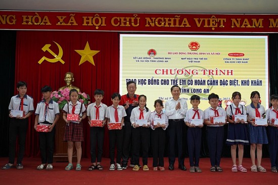 Dai-ichi Life Việt Nam trao học bổng cho học sinh khó khăn tỉnh Long An