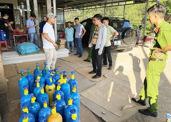 Thừa Thiên Huế: Phát hiện, thu giữ 129 bình chứa khí cười