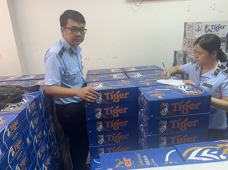 Long An tạm giữ gần 600 thùng bia Tiger nghi là hàng nhập lậu