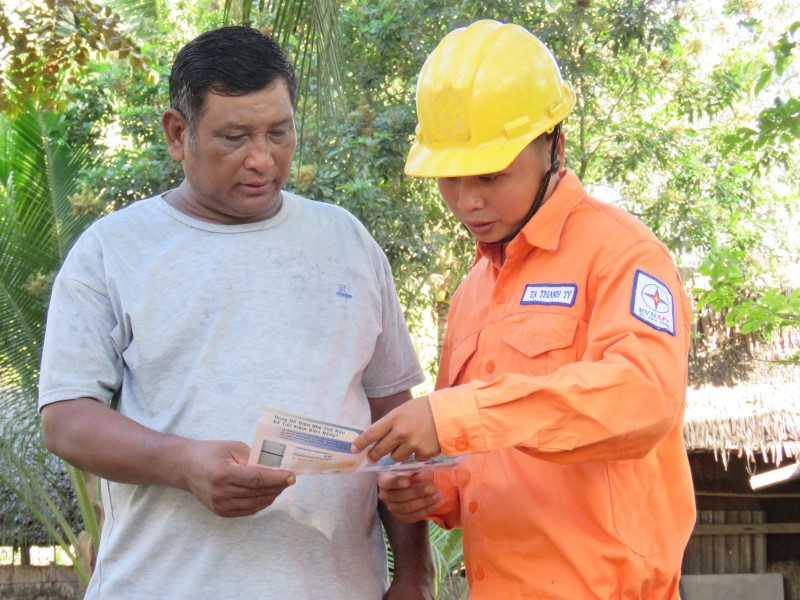 Nhân viên Điện lực hướng dẫn người dân các giải pháp tiết kiệm điện (Ảnh: PC Trà Vinh)