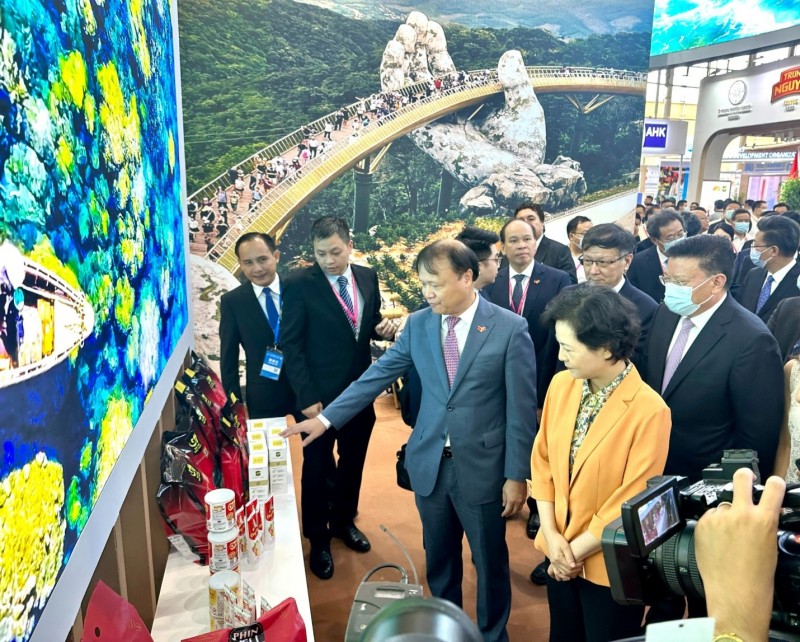 Thứ trưởng Đỗ Thắng Hải và Thứ trưởng Bộ Công nghiệp và Công nghệ thông tin Trung Quốc Từ Hiểu Lan đi thăm Khu gian hàng Quốc gia Việt Nam tại Hội chợ