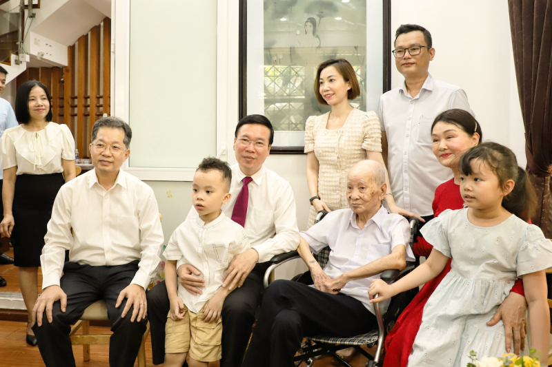 Chủ tịch nước Võ Văn Thưởng thăm gia đình văn hóa tiêu biểu Đà Nẵng