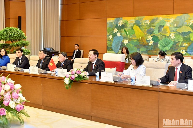 Chủ tịch Quốc hội Vương Đình Huệ, Phó Chủ tịch Quốc hội Nguyễn Đức Hải và các thành viên đoàn Việt Nam dự buổi hội đàm.