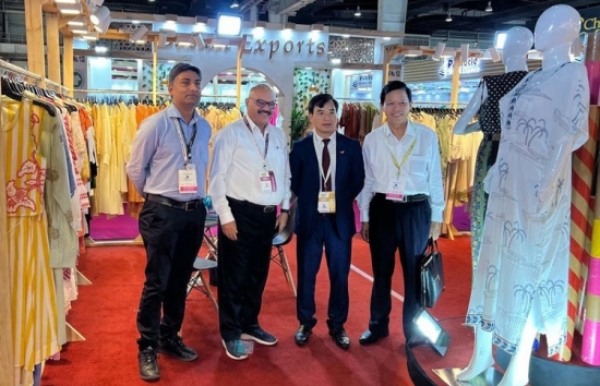 Thúc đẩy hợp tác trong lĩnh vực nguyên vật liệu dệt may và thời trang Việt Nam - Ấn Độ