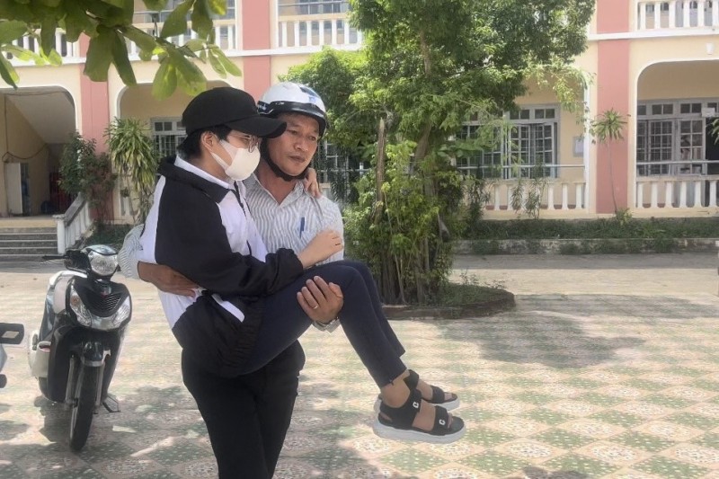 Thầy Nguyễn Bảo Toàn đưa đón thí sinh bị chấn thương sọ não đi thi.