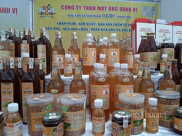 sản phẩm mật ong Hưng Yên được bày bán tại Tuần hàng