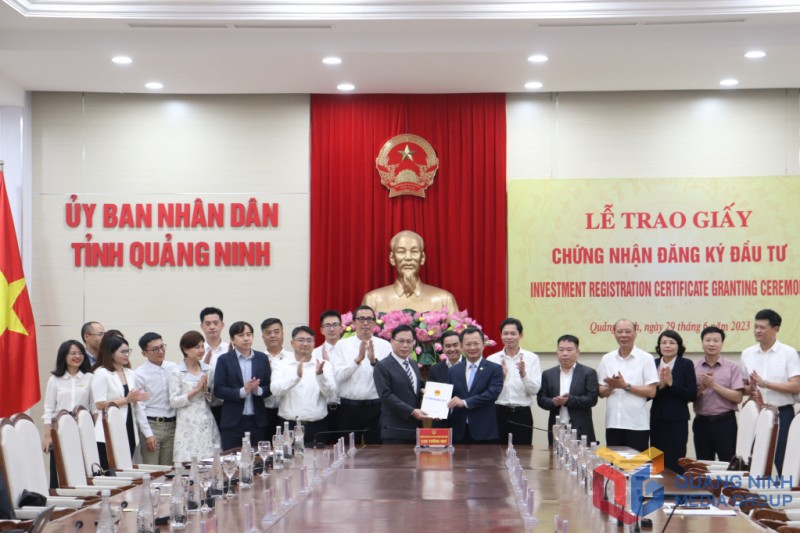 Lãnh đạo tỉnh Quảng Ninh tỉnh trao Giấy CNĐKĐT cho đại diện Tập đoàn Foxconn