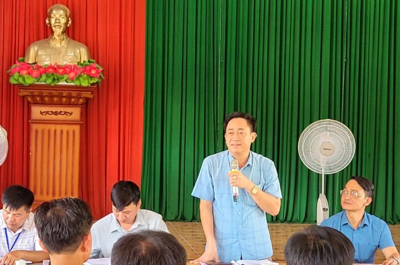 Ông Lưu Văn Thụy, Phó chủ tịch Thường trực UBND huyện Kiến Thụy phát biểu tại cuộc đối thoại với người dân xã Đông Phương.