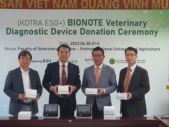 Hàn Quốc trao tặng Việt Nam máy xét nghiệm miễn dịch huỳnh quang Vcheck-V200