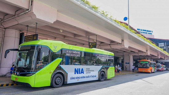 Sân bay Nội Bài đưa vào sử dụng 2 xe buýt điện, góp phần giảm ô nhiễm môi trường
