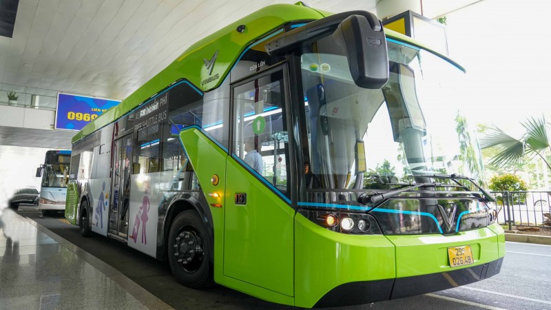 Sân bay Nội Bài đưa vào sử dụng 2 xe buýt điện, góp phần giảm ô nhiễm môi trường