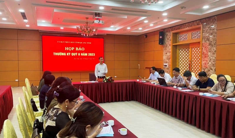 Ông Phạm Hồng Biên, Chánh Văn phòng UBND tỉnh Quảng Ninh thông tin về kết quả tăng trưởng kinh tế của tỉnh trong 6 tháng đầu năm 2023. 