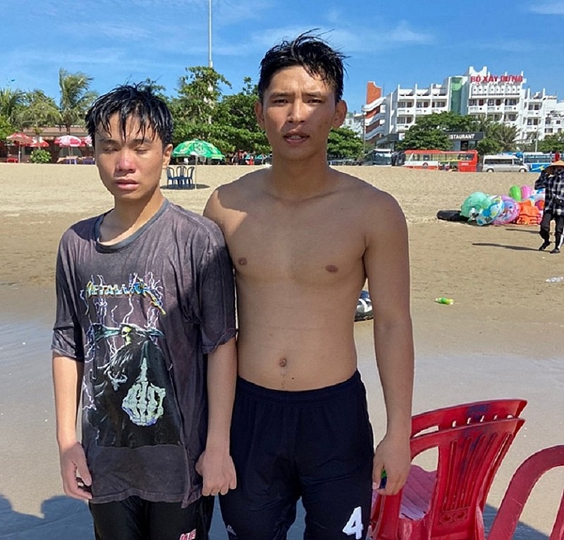Thanh Hóa: Kịp thời cứu sống nam học sinh bị sóng biển cuốn ra xa