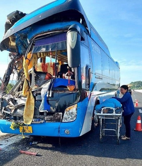 Xe khách chở đoàn từ thiện gặp nạn trên cao tốc Nha Trang - Cam Lâm