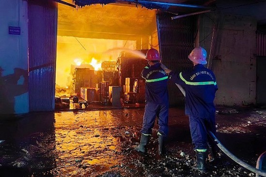 Bình Định: Cháy kho chứa hàng, nhiều hàng hóa bị thiêu rụi