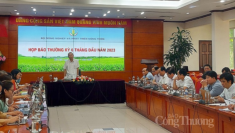 Thứ trưởng Bộ Nông nghiệp và Phát triển nông thôn Phùng Đức Tiến chủ trì họp báo thường kỳ 6 tháng đầu năm 2023