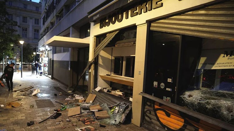 Bạo loạn ở Pháp: Thiệt hại hàng trăm triệu Euro, các cơ sở kinh doanh bị ảnh hưởng nặng nề