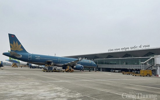 Sân bay Vinh khai thác trở lại sau sự cố bong tróc đường băng