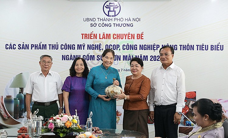 nghệ nhân Hà Thị Vinh - Chủ tịch Hiệp hội Thủ công mỹ nghệ và Làng nghề Hà Nội tặng quà lưu niệm cho Sở Công Thương Viêng Chăn