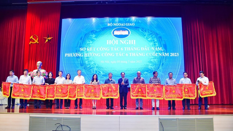Bộ trưởng Bùi Thanh Sơn trao Cờ thi đua của Bộ Ngoại giao cho các tập thể đã hoàn thành xuất sắc nhiệm vụ công tác, dẫn đầu phong trào thi đua yêu nước trong Khối thi đua các đơn vị thuộc Bộ năm 2022