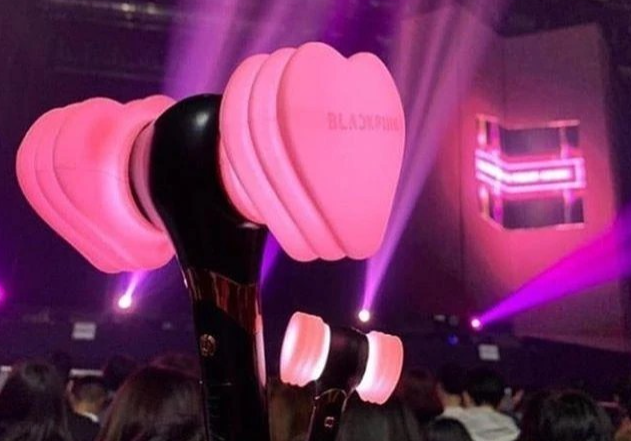 Lightstick - vật dụng phát sáng dùng để cổ vũ cho thần tượng và giúp tạo hiệu ứng cho buổi biểu diễn. Lightstick của Black Pink có hình chiếc búa hồng