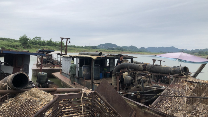 Thanh Hóa: Bắt giữ 2 tàu khai thác cát trái phép trên Sông Mã