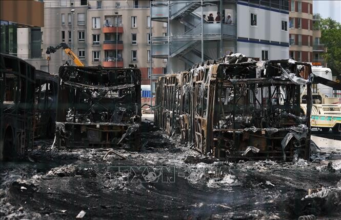 Xe buýt bị người biểu tình đốt phá tại Aubervilliers, phía Bắc Paris, Pháp ngày 30/6/2023. Ảnh:TTXVN