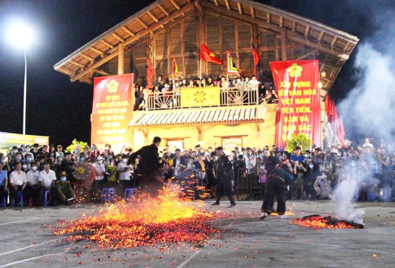 Nghi lễ Nhảy lửa được thực hiện tại Nhà truyền thống cộng đồng người Dao Ba Chẽ (ảnh QMG)