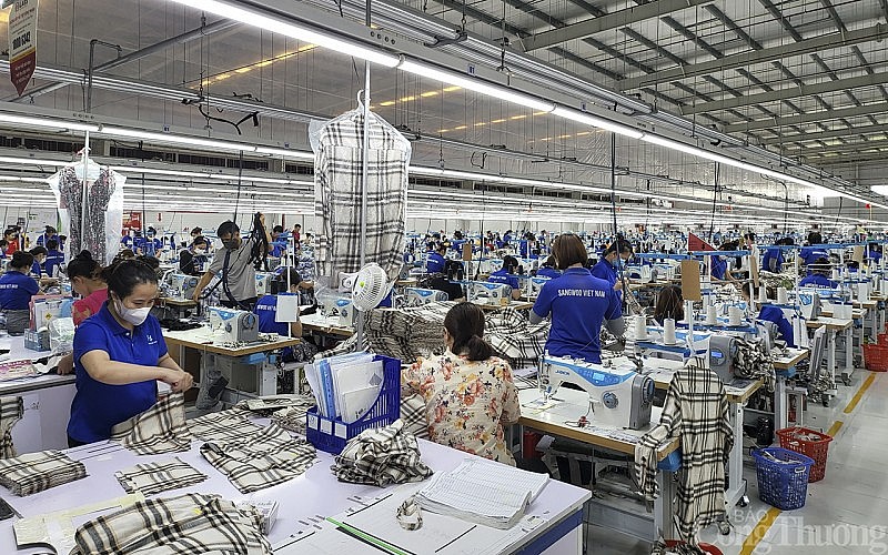 6 tháng đầu năm, kim ngạch xuất khẩu hàng dệt may giảm 11,6%. Trong ảnh: Sản xuất tại Công ty may Sangwoo, KCN VSIP Nghệ An. Ảnh: