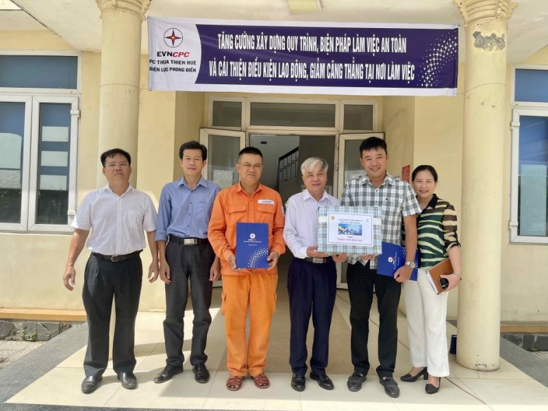 Ông Đinh Văn Đức – UVBTV-CNUBKT Công đoàn EVNCPC thăm hỏi, trao quà cho Điện lực Phong Điền và người lao động có hoàn cảnh khó khăn.