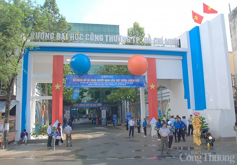 Thứ trưởng Nguyễn Sinh Nhật Tân dự lễ công bố và trao quyết định thành lập Trương Đại học Công Thương TP.HCM