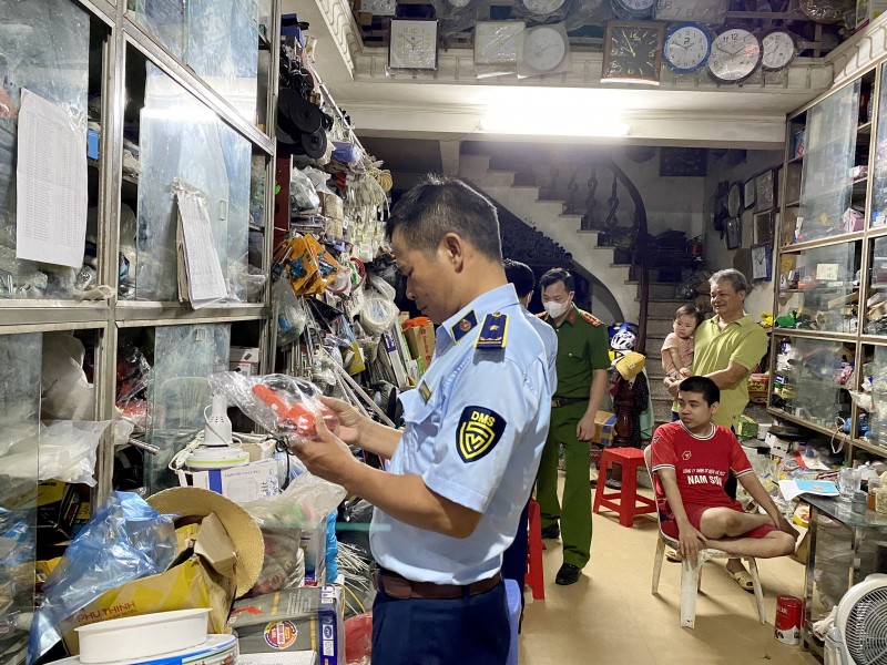 QLTT Bắc Giang phát hiện, xử lý hơn 1.000 vụ buôn lậu, hàng giả, hàng nhái